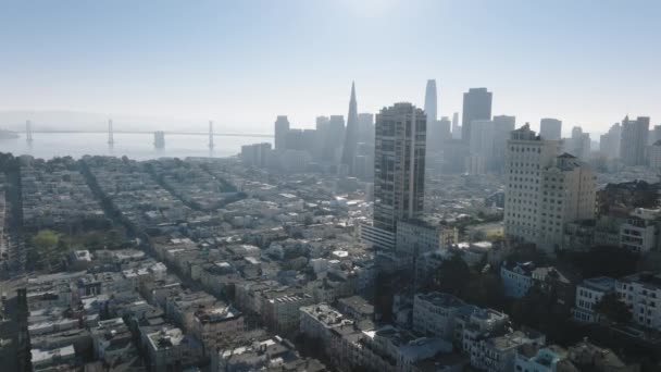 Luftaufnahme des Geschäftsviertels mit Wolkenkratzern und Wohnarchitektur — Stockvideo
