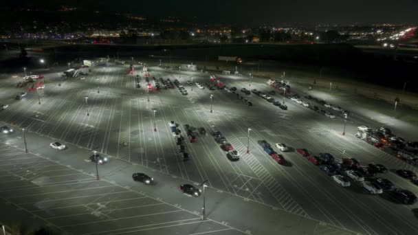 Vista aérea de estacionamiento enorme en planta automotriz anticipada — Vídeos de Stock