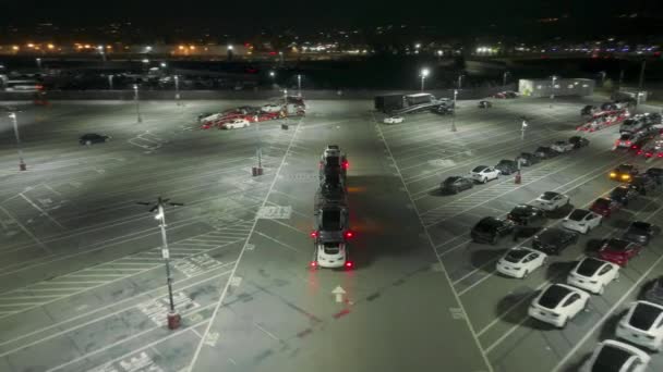 Imagens aéreas de novos carros energeticamente eficientes no parque de estacionamento — Vídeo de Stock