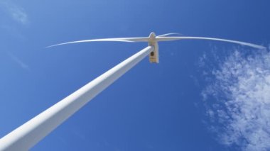 Çevre için temiz enerji çekimleri, yel değirmeni mavi gökyüzü arkaplanını kapatma