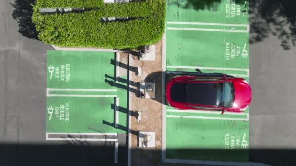 Vertikal bild av moderna röda elfordon, antenn 4K elbil körning — Stockvideo