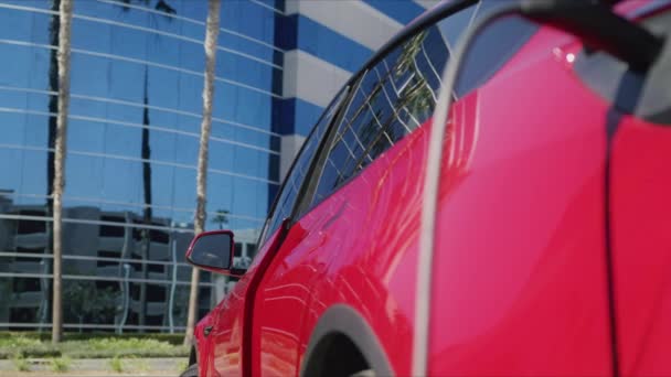 Zoom out shot dojrzały mężczyzna w strój biznesowy otwiera drzwi pojazdu elektrycznego 6K — Wideo stockowe