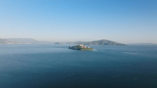 Остров Алькатрас в 4K воздушном пространстве в живописных синих водах залива Сан-Франциско — стоковое видео