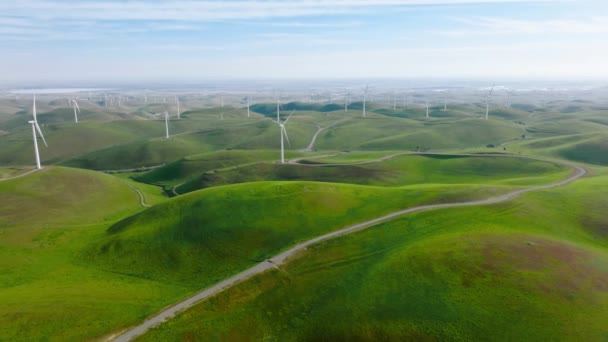 Ветряные мельницы, генерирующие электрическую энергию эпической воздушной устойчивой энергии ветра — стоковое видео