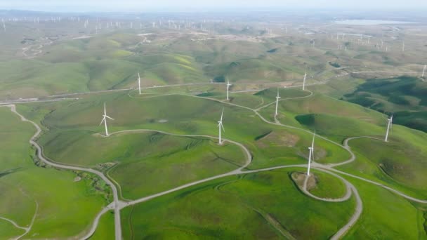 Wytwarzanie energii przez turbiny wiatrowe, epicki widok z lotu ptaka — Wideo stockowe