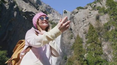 Doğa macerasında gülümseyen genç kadın, güzel gezgin ya da seyahat blogcusu