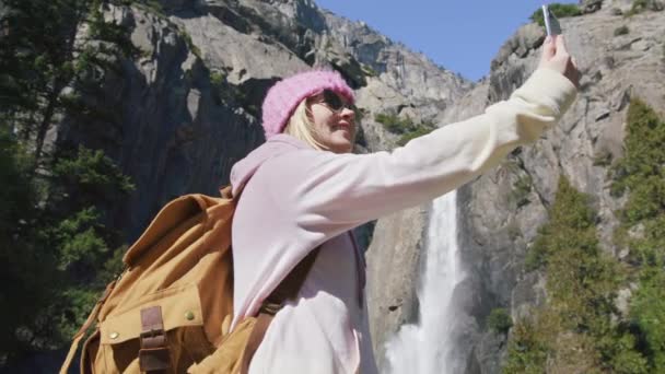 Yosemite cascata nel parco nazionale 6K, Giovane donna sorridente in avventura natura — Video Stock