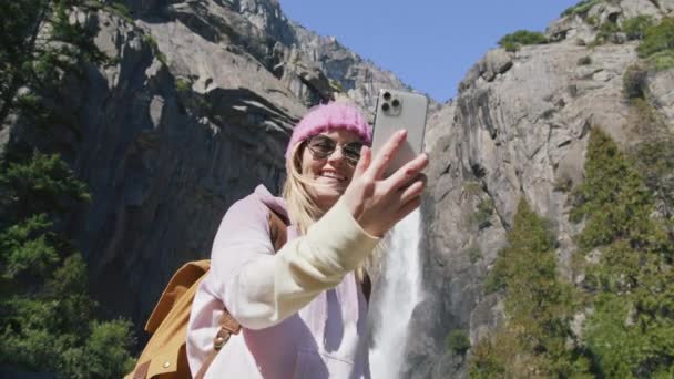 Yosemite National park wanderlust trip 6K USA, femme souriante dans l'aventure nature — Video