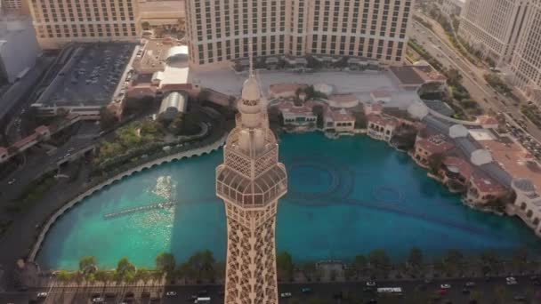 Las Vegas City, Nevada Restaurante de drones cinematográficos en la parte superior Eiffel Tower Hotel 4K — Vídeos de Stock