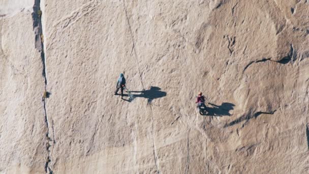 Dos mujeres jóvenes en forma plomo escalada en roca en la ruta deportiva, al aire libre escalada en roca 6K — Vídeo de stock