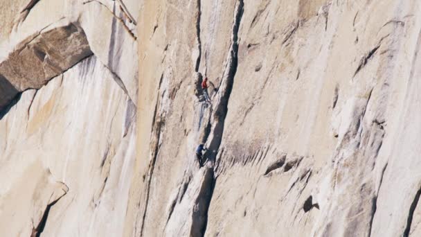 チームワークの自然コンセプトでは、スローモーションシルエット2つの山の登山者ヘルプ — ストック動画