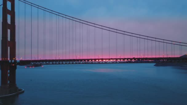 Océano Pacífico azul escénico bajo el pintoresco puente rojo Golden Gate, California, EE.UU. — Vídeos de Stock