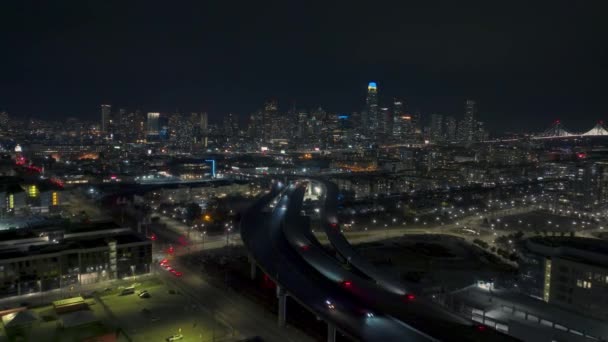 Episk antenn panorama över filmiska skyskrapor San Francisco centrum på natten 4K — Stockvideo