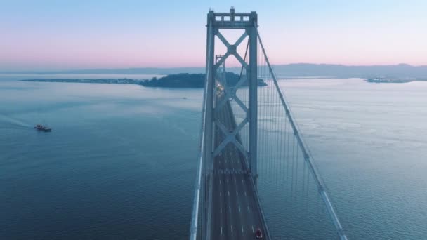 Puente Aéreo 4K Oakland Bay al amanecer temprano en la mañana con luces azules rosadas — Vídeos de Stock