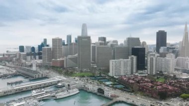San Francisco şehrinin hava aracı Skyline, feribot terminali ve rıhtım.