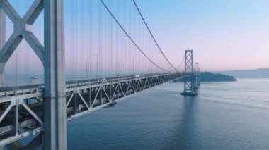 Otoyol kenarından geçen araçlar meşhur süspansiyon Bay Köprüsü