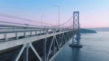 Oakland Bay Köprüsü şafak vakti 4K hava ve modern şehir ulaşımı ABD
