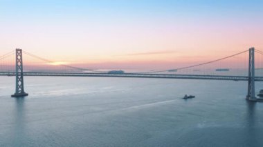 Uzak görüntü sinematik Bay köprüsü pembe gündoğumu arkaplanının hafif ışığıyla