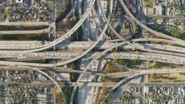 Şehir merkezindeki Los Angeles caddelerinde yoğun trafik otoyolu ulaşımı.