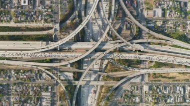 Şehir manzarası. Los Angeles şehir merkezinde yoğun bir karayolu ulaşımı var.