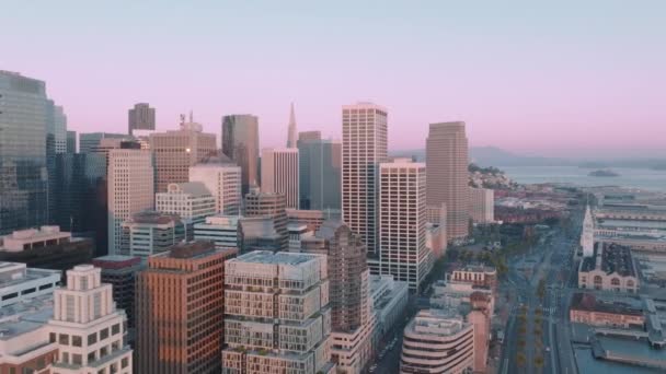 Panorama aéreo do edifício Ferry Embarcadero, arranha-céus do Distrito Financeiro — Vídeo de Stock