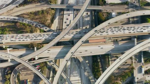 Von oben nach unten Antenne von Autos fahren durch mehrstöckige Autobahn, viel Verkehr Transport — Stockvideo