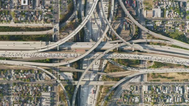 Stadsbilden. Upptagen trafik motorvägstransport i centrala Los Angeles 4K — Stockvideo
