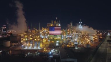Amerikan Ulusal Bayrağı büyük fabrikanın metalik kulesine dikilmiş.