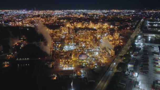 Величезний виробничий майданчик у передмісті міста, освітлений яскравим освітленням — стокове відео