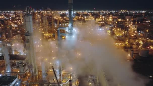 Panorama panorâmico do vapor vaporizando acima da grande planta com chaminés — Vídeo de Stock