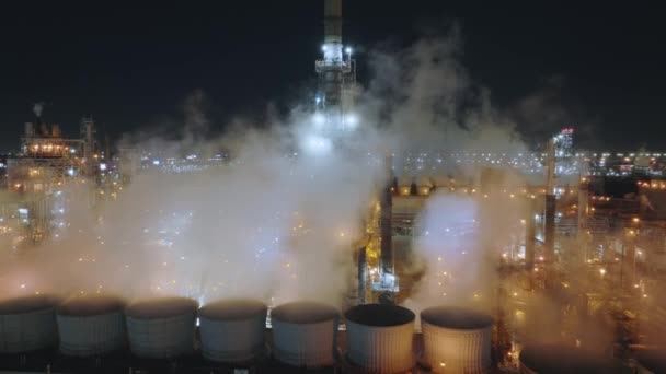 Kommersiella fabriker inom stor plats sett på natten ovanifrån — Stockvideo