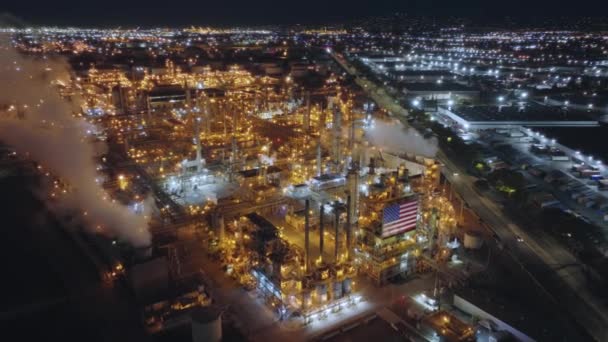 Images aériennes d'une zone commerciale massive, opérant la nuit — Video