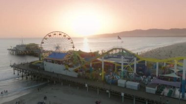 Los Angeles, ABD 'de güneşli bir günde Santa Monica İskelesi' nin kıyı şeridini gösteren hava manzarası