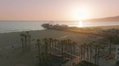 Ünlü Santa Monica rıhtımının 66. tarihi rotasının bittiği hava görüntüsü, ABD