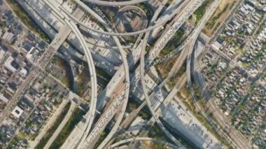 Güzel tepeden tırnağa daire çizen manzaralı arabalar otoyol şeritlerinde trafik, 4K hava aracı.
