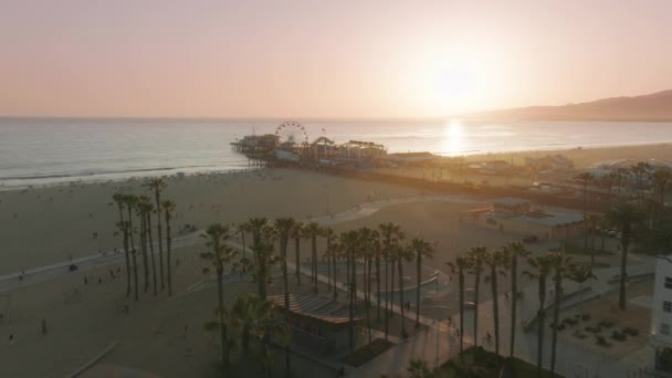 Ünlü Santa Monica rıhtımının 66. tarihi rotasının bittiği hava görüntüsü, ABD — Stok video