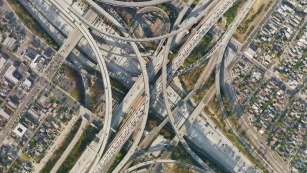 Vacker top down cirkling visa bilar trafik på motorvägar körfält, 4K drönare antenn — Stockvideo