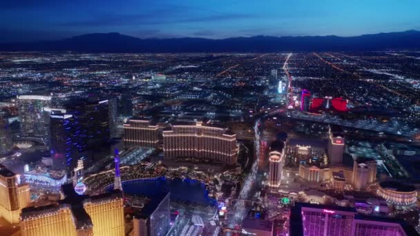 Las Vegas Nevada, Estados Unidos Vista aérea en 4K del centro de la ciudad llamada The Strip — Vídeo de stock