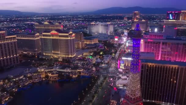 Lotnicze Las Vegas taśmy Hotele i kasyna powyżej w nocy z ruchliwym ruchu 4K US — Wideo stockowe