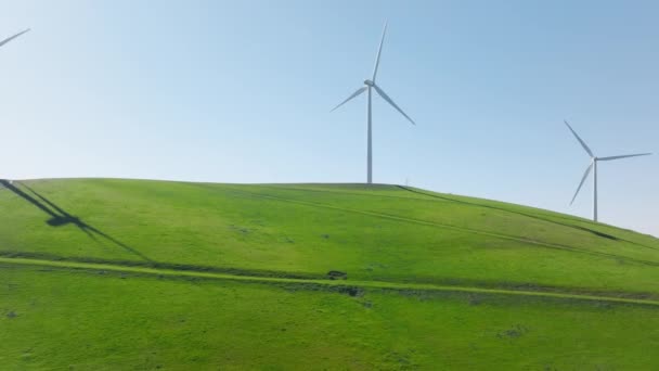 4k кинематографической воздушной Калифорнии зеленая сельская местность, ветряная мельница парк зеленой энергии США — стоковое видео