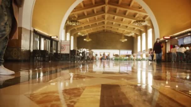 Медленное движение женщина в белых туфлях ходить по мраморному полу на железнодорожной станции 6K — стоковое видео