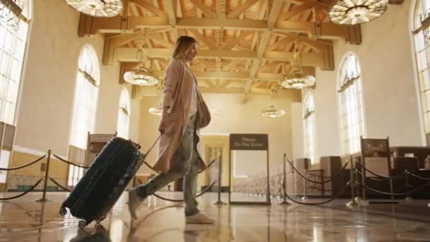 Αυτοπεποίθηση των επιχειρήσεων γυναίκα με τα πόδια στο αεροδρόμιο ή το σιδηροδρομικό σταθμό λεωφορείων λόμπι RED 6K — Αρχείο Βίντεο