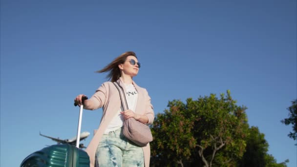 Žena cestující těší letní západ slunce letiště, Dovolená turistika koncept — Stock video
