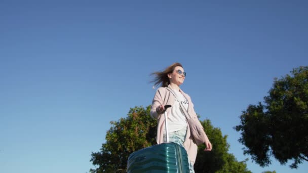 Filmagem de viagem cinematográfica, Mulher viajante desfrutando do pôr do sol de verão no aeroporto RED — Vídeo de Stock