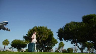 Mavi günbatımı gökyüzüne inen turistli Çin jumbo jet uçağı, kırmızı kamera.