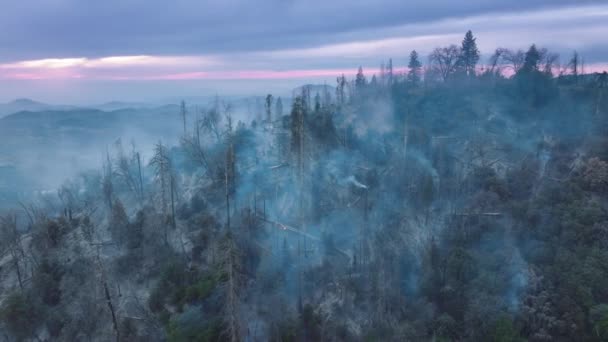 Imágenes de drones del pintoresco amanecer sobre incendios forestales en un paisaje montañoso — Vídeos de Stock