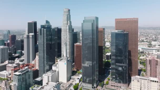 Vista aérea urbana del hermoso centro de Los Ángeles en el cielo azul día soleado, EE.UU. — Vídeo de stock