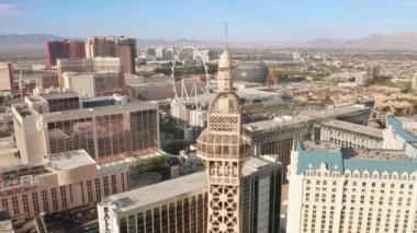 4K Havacılık, Las Vegas Bulvarı 'nın dönme dolabı ve Paris tatil köyü videosu. 