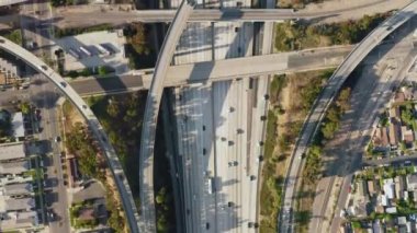 Los Angeles ABD 'de çok katlı otoyolun yanından geçen arabaların hava manzarası çok güzel.
