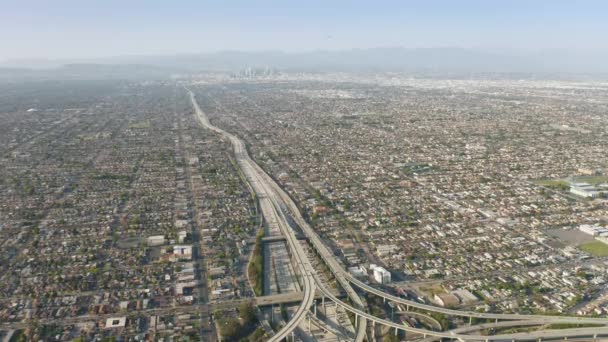 Luchtfoto van bovenaf van auto 's en vrachtwagens die in drukke wegverkeer 4K — Stockvideo